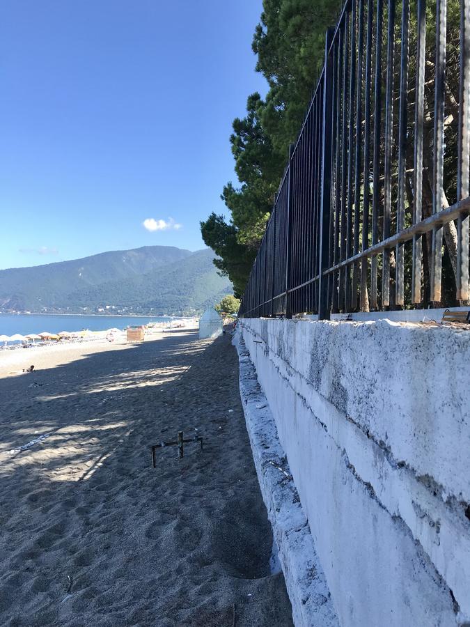 Частный Дом У Моря Gagra Exteriör bild